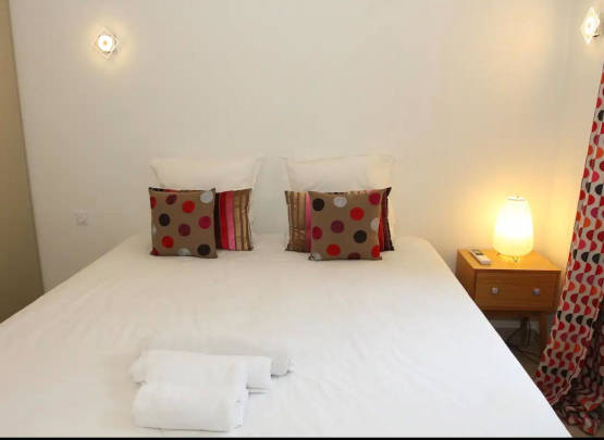 Gros plan lit chambre appartement Cannes centre Banane Macé 4 pièces 105 m²