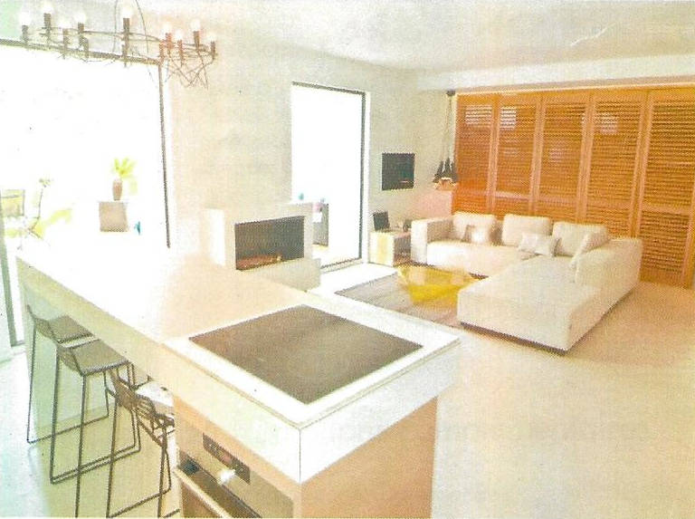 Cuisine salon logement Cannes Banane